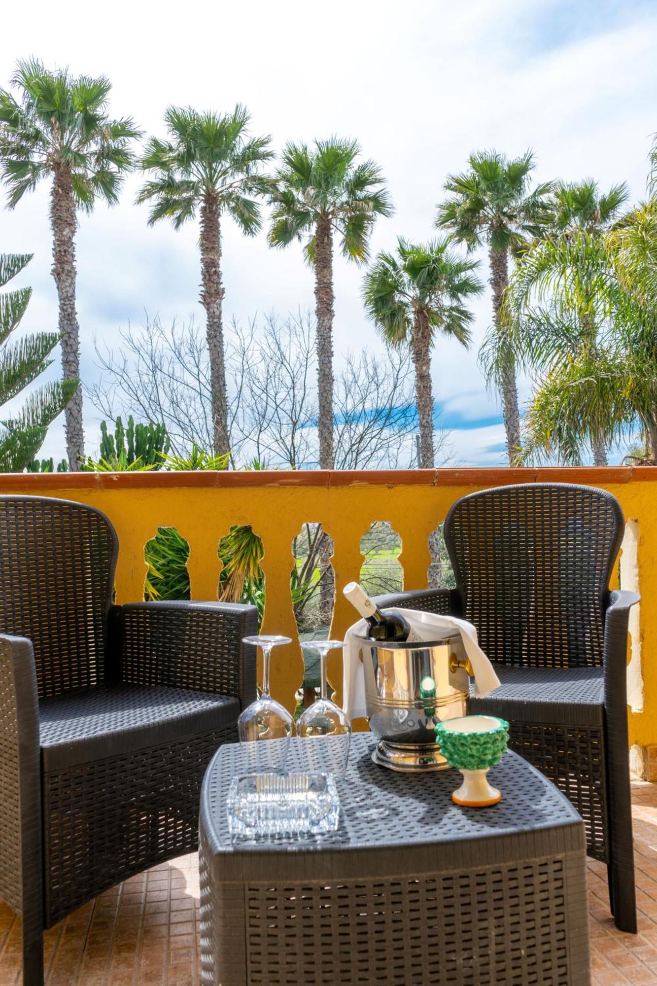 Hotel Ristorante L'Orizzonte Le Castella  Esterno foto