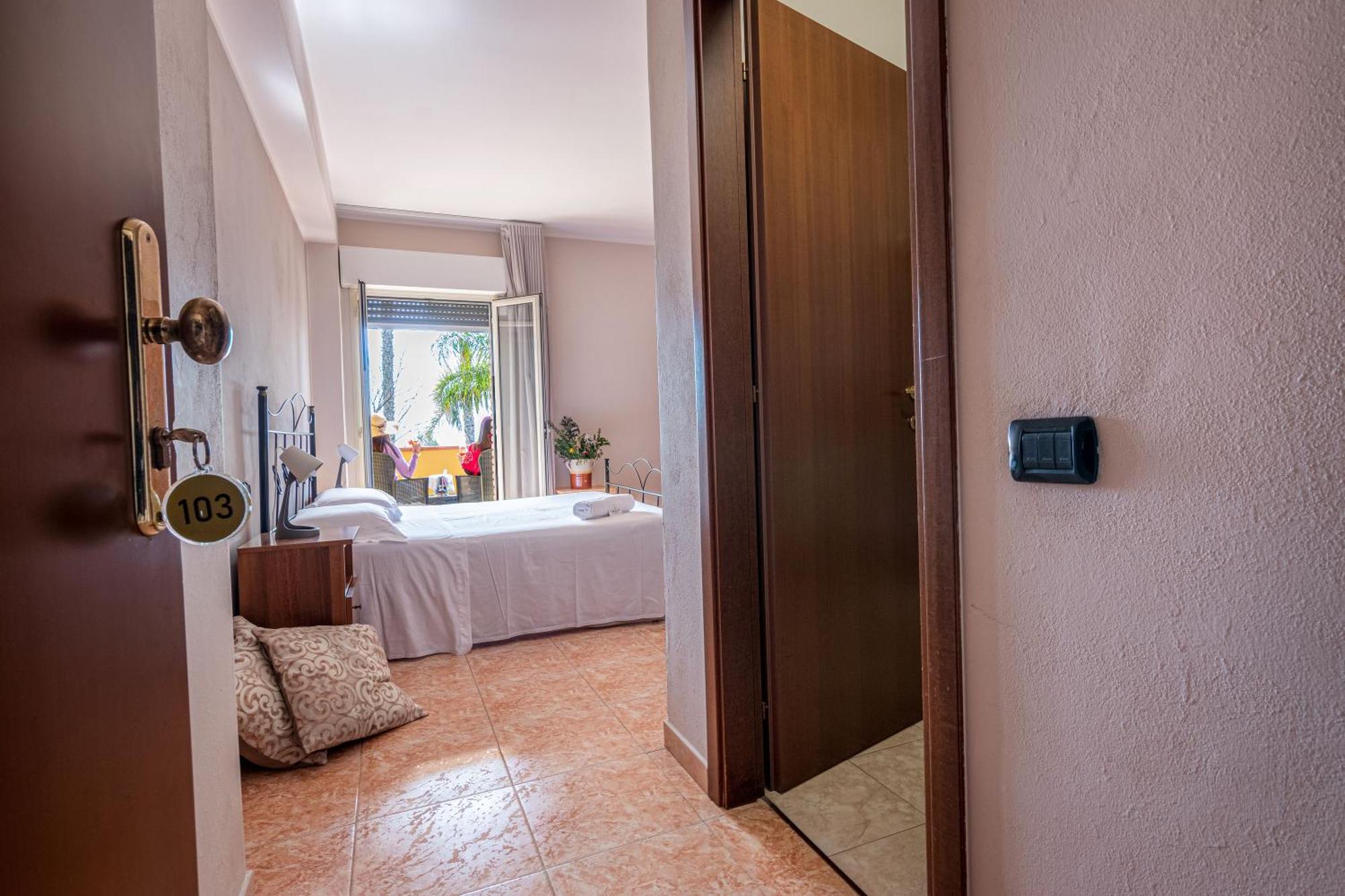 Hotel Ristorante L'Orizzonte Le Castella  Esterno foto